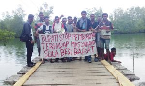 Aksi warga Sulbar