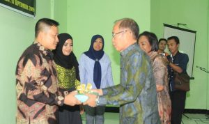 Bupati Frans saat memberikan cendera mata