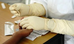 petugas-kesehatan-melakukan-tes-cepat-rapid-test-covid-19-kepada_200410155100-405