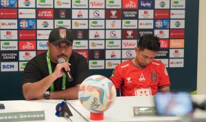 Pelatih kepala Malut United Imran Nahumarury bersama perwakilan pemain, Mohammad Bagus Nirwanto, dala