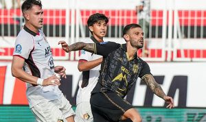 Chechu Meneses pemain Persik Kediri menjaga ketat Tyrronne del Pino pada laga Malut United menjamu Persik Kediri, di Stadion Gelora Kieraha Ternate, Sabtu 24 Januari 2026