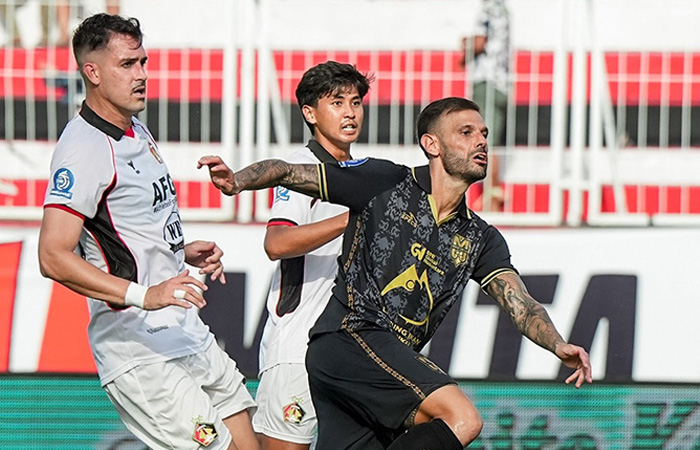 Chechu Meneses pemain Persik Kediri menjaga ketat Tyrronne del Pino pada laga Malut United menjamu Persik Kediri, di Stadion Gelora Kieraha Ternate, Sabtu 24 Januari 2026
